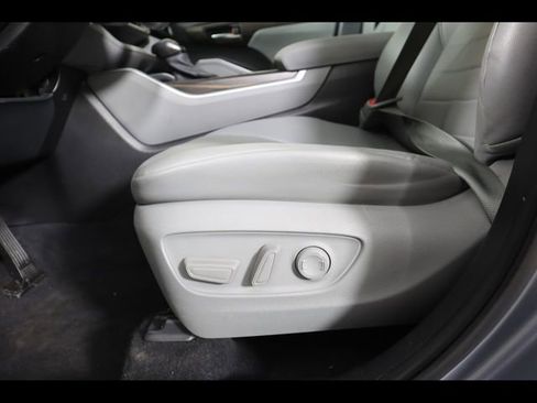 Used 2021 Toyota Highlander XLE image 18