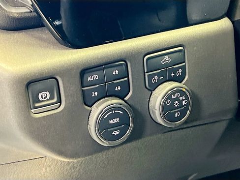 Used 2025 Chevrolet Silverado 1500 LT Trail Boss AWD/4WD image 10