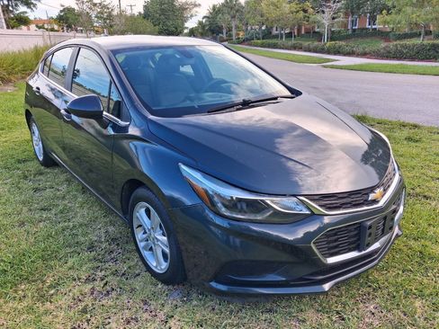 Used 2018 Chevrolet Cruze LT w/ Convenience Package FWD image 4