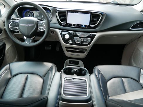 Used 2023 Chrysler Pacifica Touring-L FWD image 12