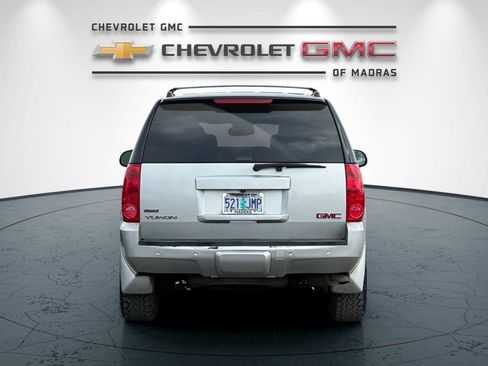 Used 2011 GMC Yukon SLT w/ SLT-2 Equipment Package image 4