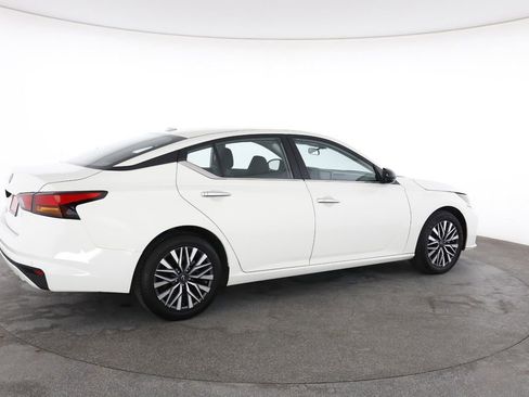 Used 2025 Nissan Altima 2.5 SV FWD image 13