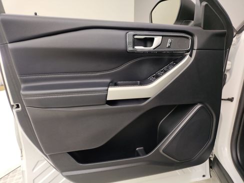 Used 2022 Ford Explorer XLT w/ Equipment Group 202A image 11