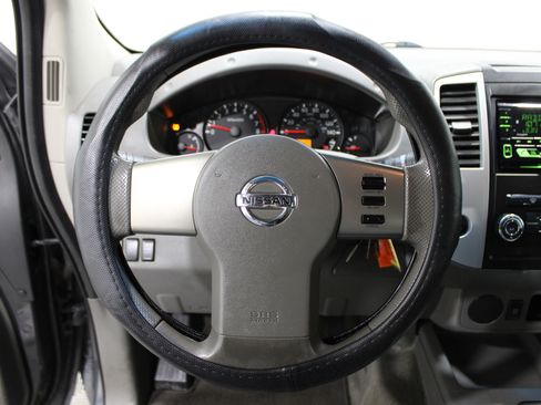 Used 2010 Nissan Frontier SE image 8