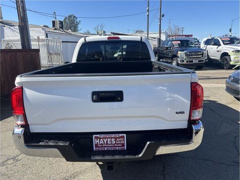 Used 2017 Toyota Tacoma SR5 image 7