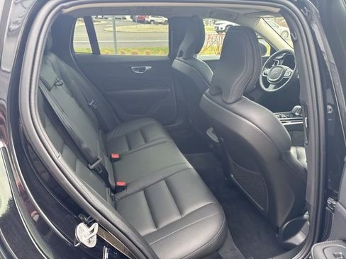Used 2025 Volvo V60 B5 Cross Country Plus image 12