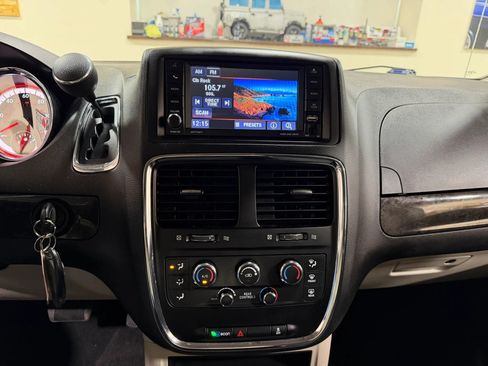Used 2019 Dodge Grand Caravan SE FWD image 36