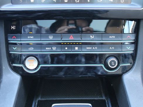 Used 2020 Jaguar F-PACE Premium image 23