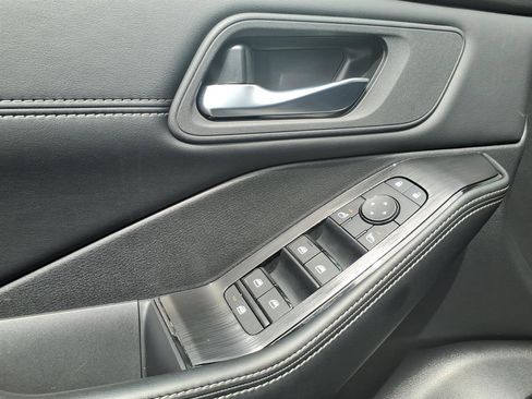 Used 2025 Nissan Rogue SV w/ SV Premium Package FWD image 6