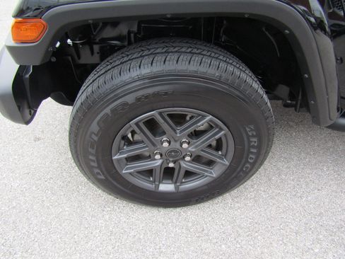 Used 2024 Jeep Gladiator Sport AWD/4WD image 9