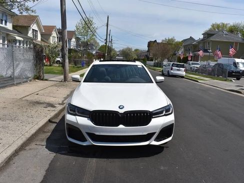 Used 2023 BMW 530e w/ M Sport Package RWD image 3