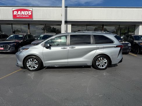 Used 2024 Toyota Sienna Limited AWD/4WD image 18