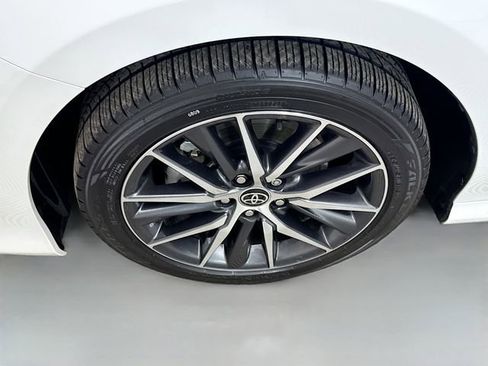 Used 2021 Toyota Camry XLE w/ Navigation Upgrade Package image 32