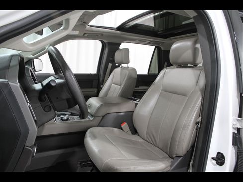 Used 2019 Ford Expedition XLT w/ Equipment Group 202A AWD/4WD image 6