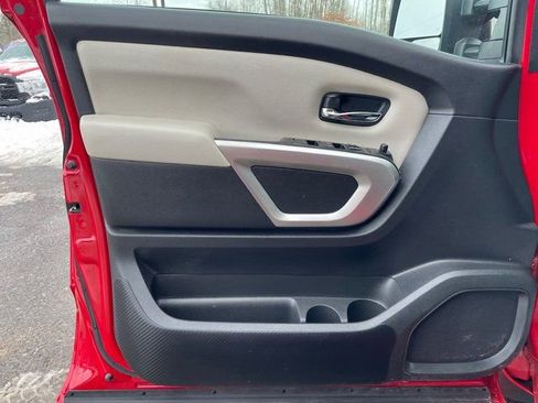 Used 2022 Nissan Titan SV w/ SV Convenience Package image 9