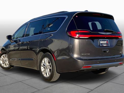 Used 2021 Chrysler Pacifica Touring image 11