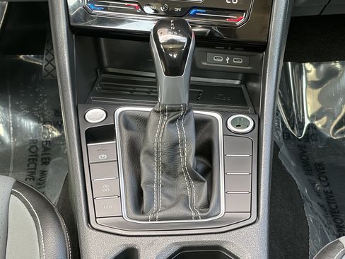 Used 2025 Volkswagen Jetta SE FWD image 15