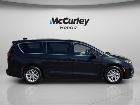 Used 2023 Chrysler Pacifica Touring-L FWD image 2