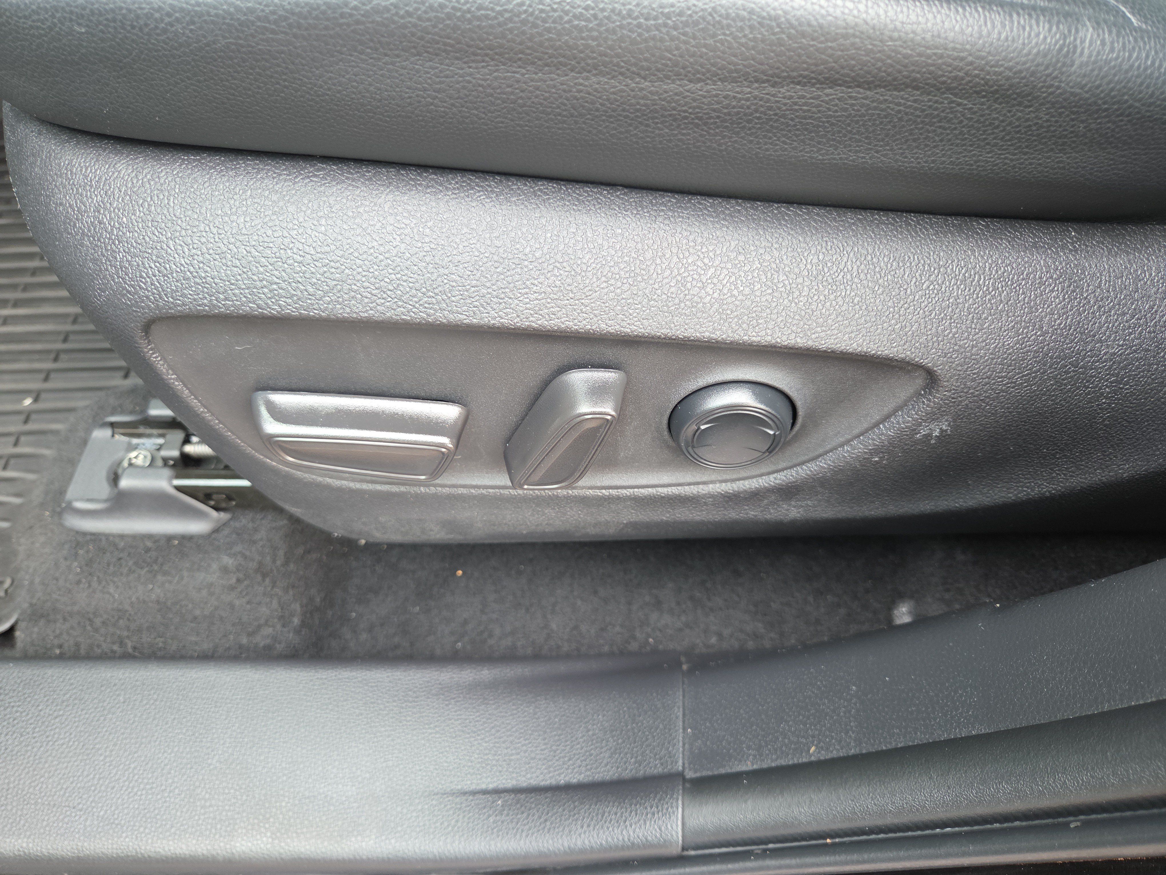 Used 2022 Toyota Highlander XLE AWD/4WD image 32