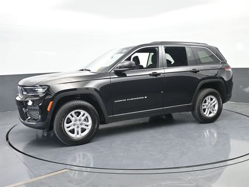 Used 2025 Jeep Grand Cherokee Laredo image 2