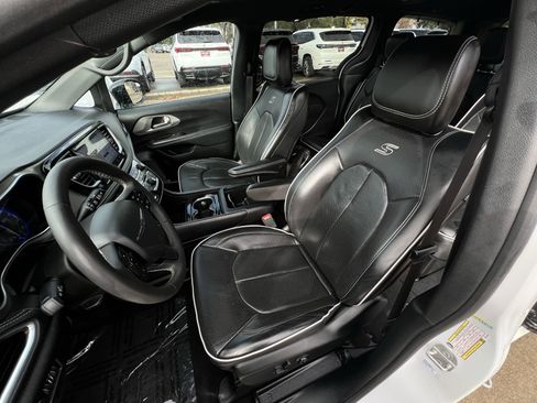 Used 2024 Chrysler Pacifica Limited w/ S Appearance Package image 20