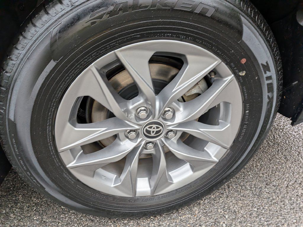 Used 2026 Toyota Sienna XLE FWD image 44