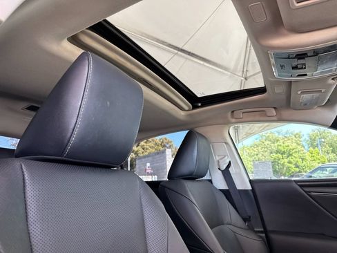 Used 2022 Lexus ES 300h w/ Premium Package FWD image 15