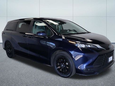 Used 2024 Toyota Sienna LE AWD/4WD image 10