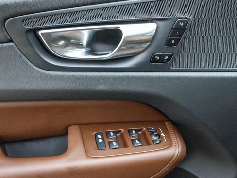 Used 2023 Volvo XC60 B5 Plus image 32