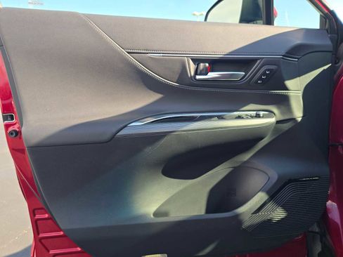 Used 2021 Toyota Venza XLE image 21