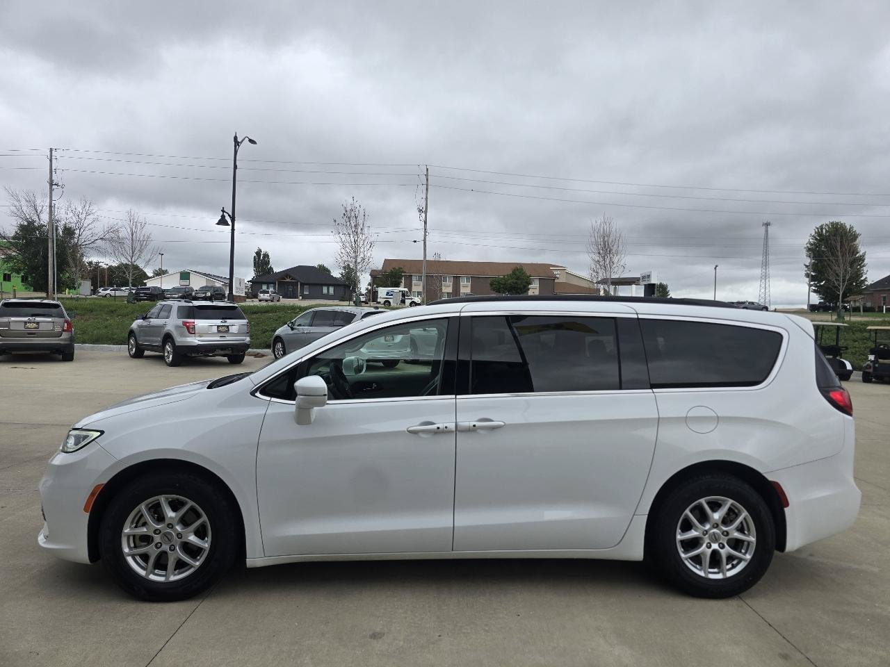 Used 2022 Chrysler Pacifica Touring-L FWD image 2