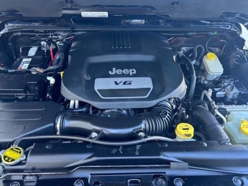 Used 2015 Jeep Wrangler Unlimited Sahara w/ Connectivity Group image 12