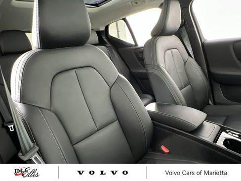 Used 2025 Volvo XC40 B5 Plus image 23