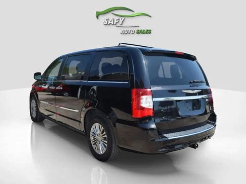 Used 2015 Chrysler Town & Country Touring-L w/ Trailer Tow Group image 4