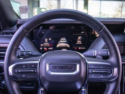 Used 2025 GMC Yukon XL Denali image 13