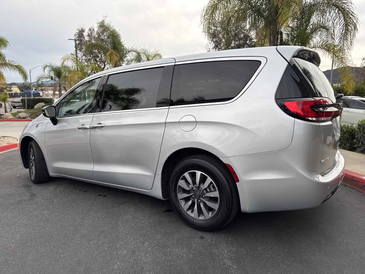 Used 2024 Chrysler Pacifica Limited FWD image 10