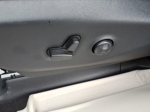 Used 2023 Chrysler Pacifica Touring-L FWD image 15