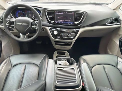 Used 2023 Chrysler Pacifica Touring-L FWD image 23
