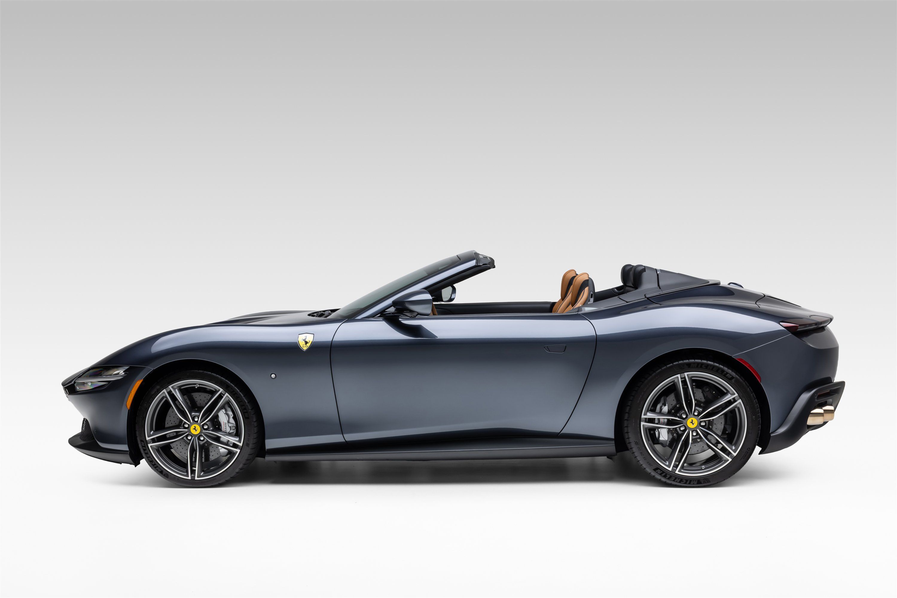 Certified 2025 Ferrari Roma Spider RWD image 3