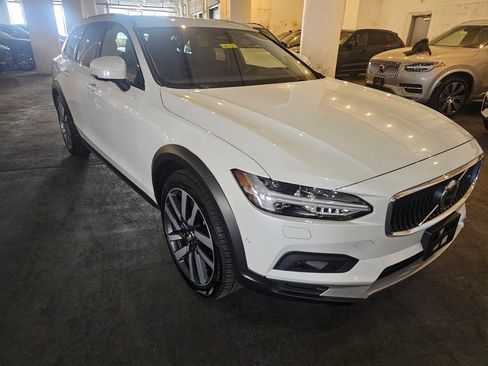 Certified 2025 Volvo V90 B6 Cross Country Plus AWD/4WD image 5