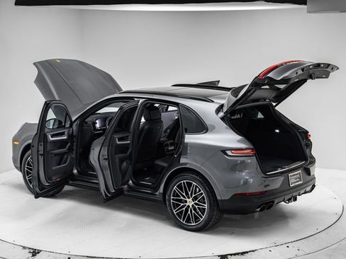 Certified 2024 Porsche Cayenne AWD/4WD image 38