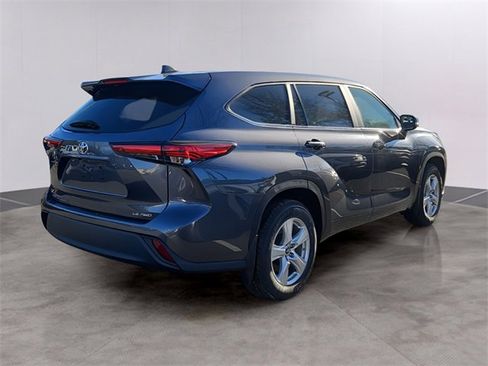Used 2023 Toyota Highlander LE image 4