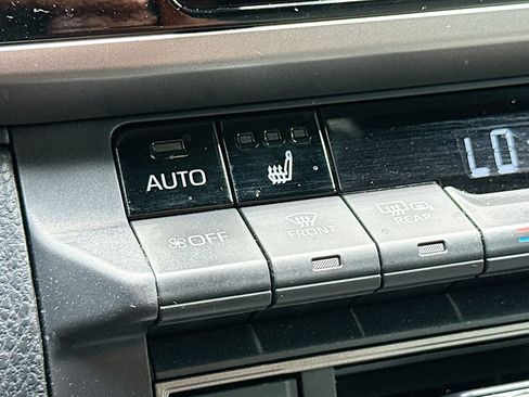 Used 2025 Toyota Camry SE w/ Convenience Package FWD image 19