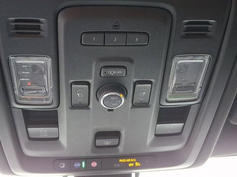 Used 2022 Chevrolet Suburban Z71 w/ Luxury Package image 31