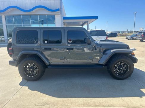 Used 2018 Jeep Wrangler Unlimited Sahara image 8