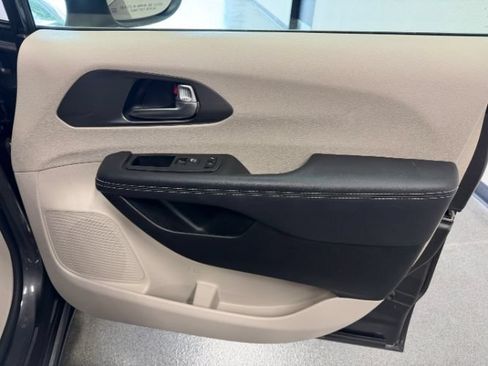 Used 2023 Chrysler Pacifica Touring-L FWD image 34