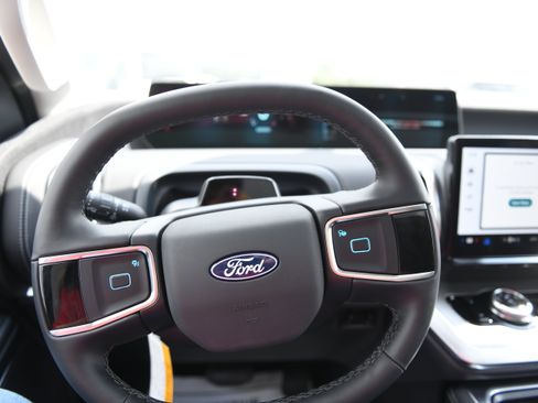 New 2027 Ford Expedition Platinum RWD image 26