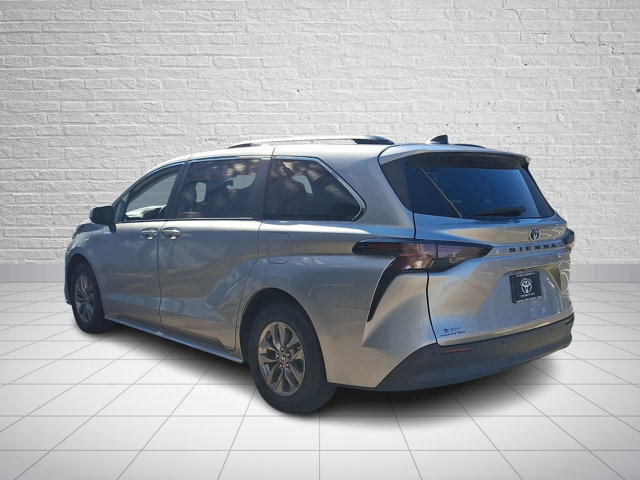Certified 2025 Toyota Sienna XLE FWD image 4