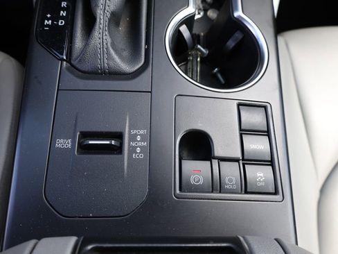 Used 2023 Toyota Highlander XLE FWD image 27