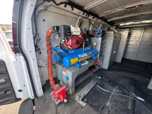 Used 2017 Chevrolet Express 3500 Extended image 19